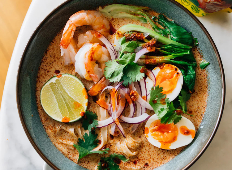 Laksa Singapore Món laksa Singapore với nước dùng béo nhẹ và topping hải sản